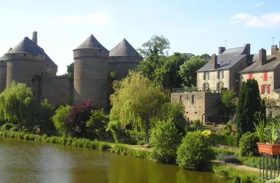 Location de sono et d'éclairage à Lassay-les-Châteaux, mise en lumière du patrimoine, Sono Mayenne