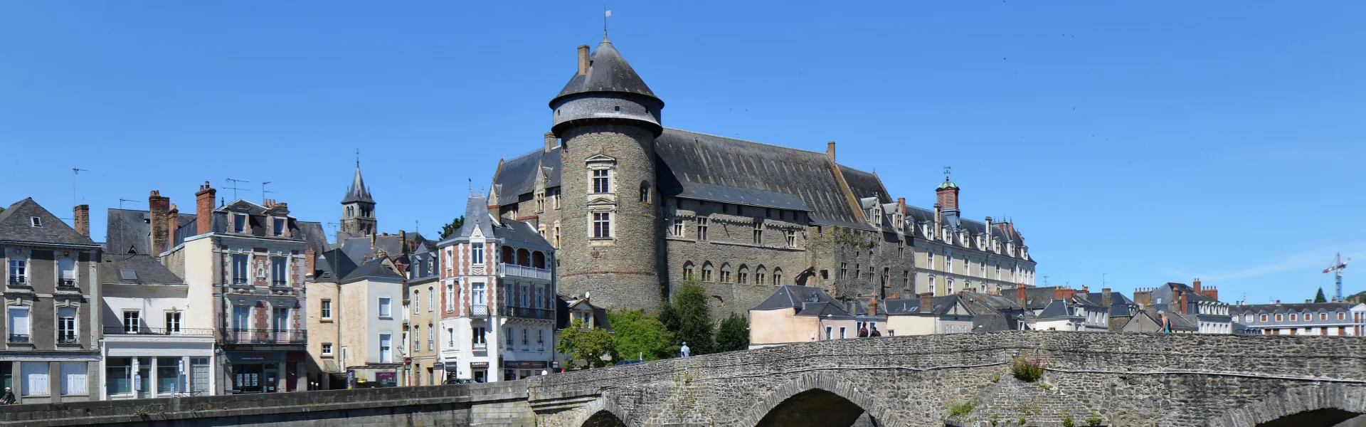 Le Vieux-Pont de Laval et le château au-dessus de la Mayenne